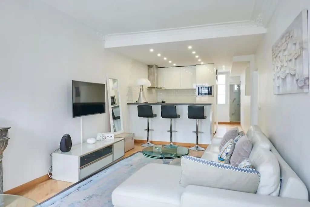 아파트 Appartement Type F2 Renove- Quartier Elysee 파리