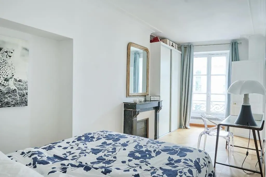Appartement Type F2 Renove- Quartier Elysee 파리 아파트