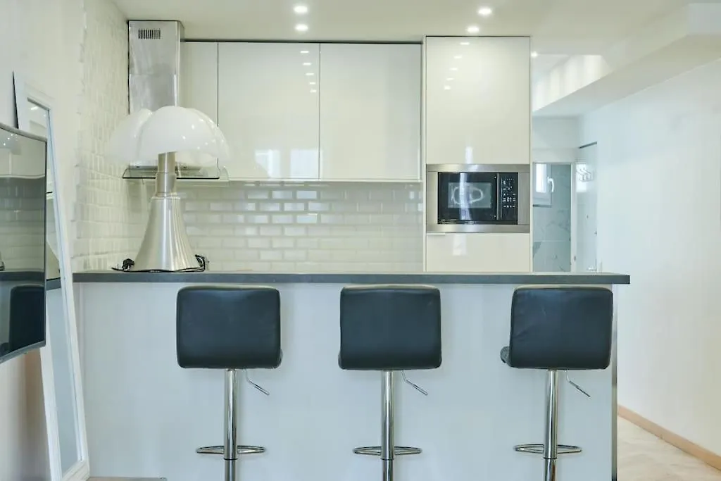 아파트 Appartement Type F2 Renove- Quartier Elysee 파리